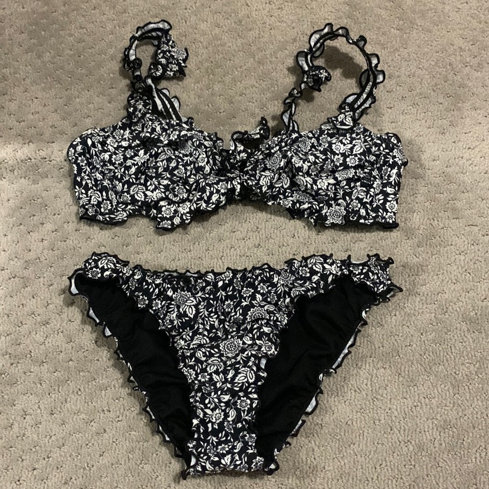 white/black floral ruffle bikini